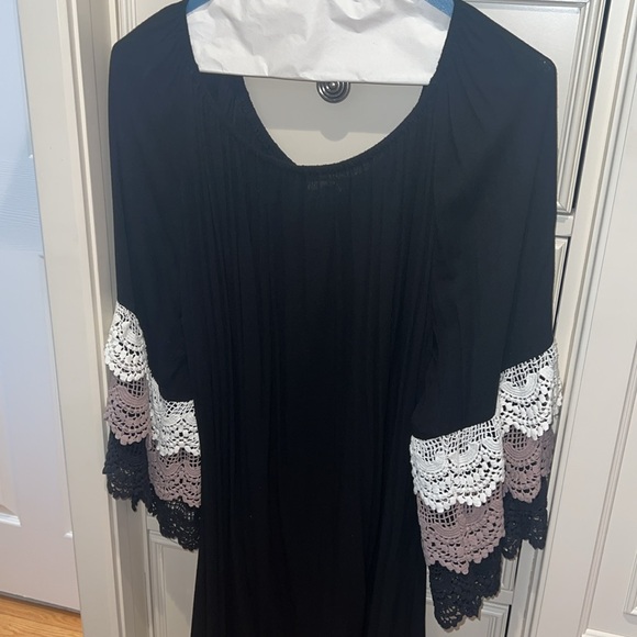 Women’s SZ M UMGEE knee length off the shoulder dress w beautiful sleeves - Picture 4 of 6
